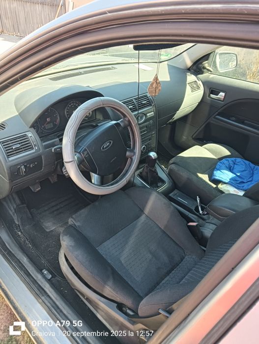 Vând Ford mondeo