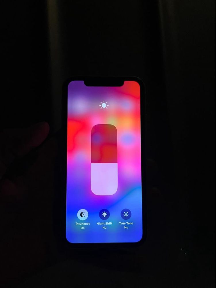 Iphone xr , singurul defect spart putin pe spate