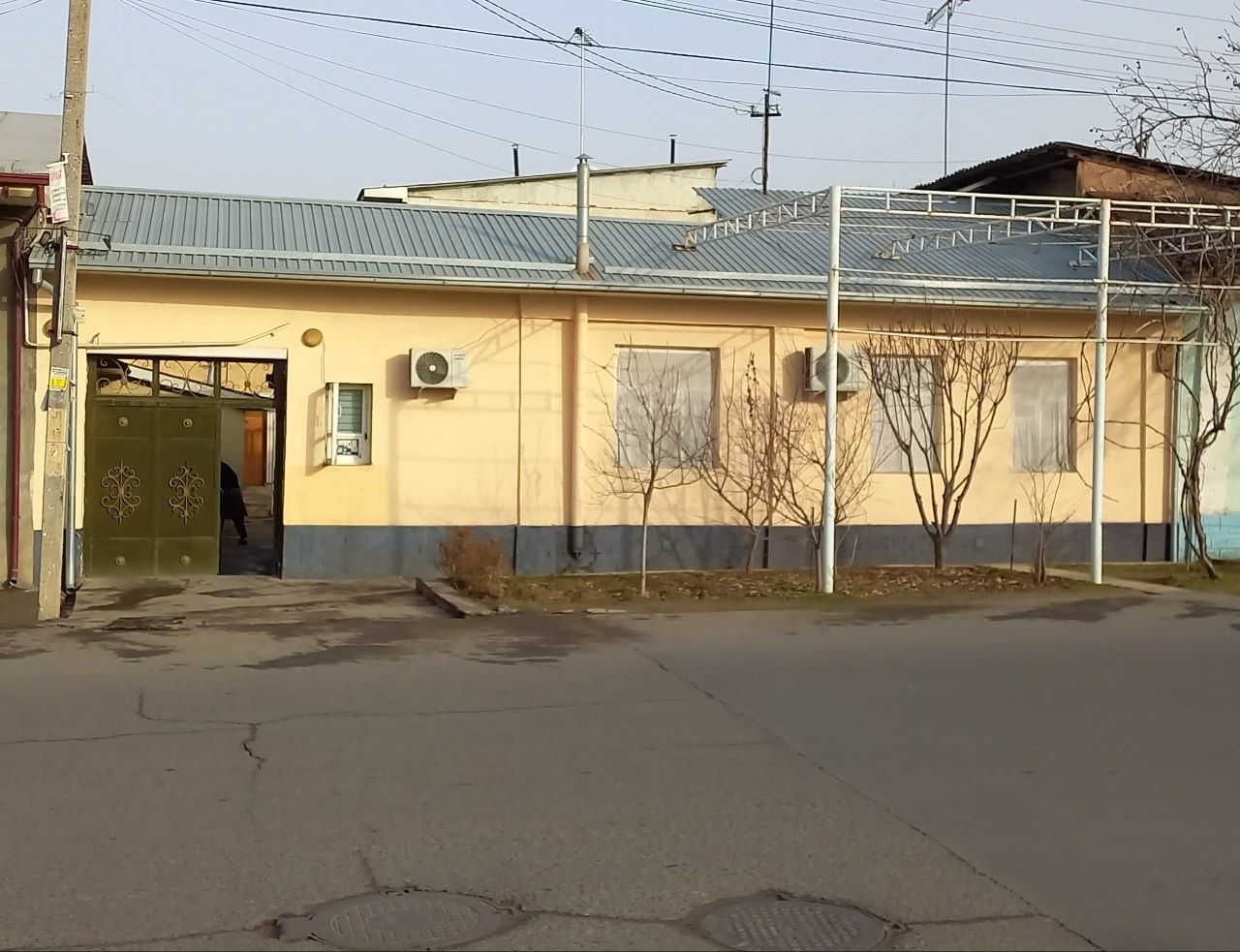 Продаётся  дом(земля) в центры. 3 соток.