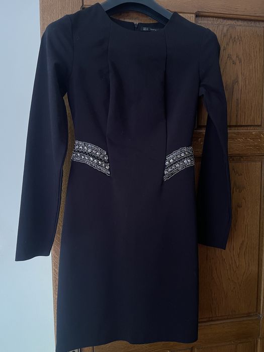 Vând rochie neagra Zara cu detalii