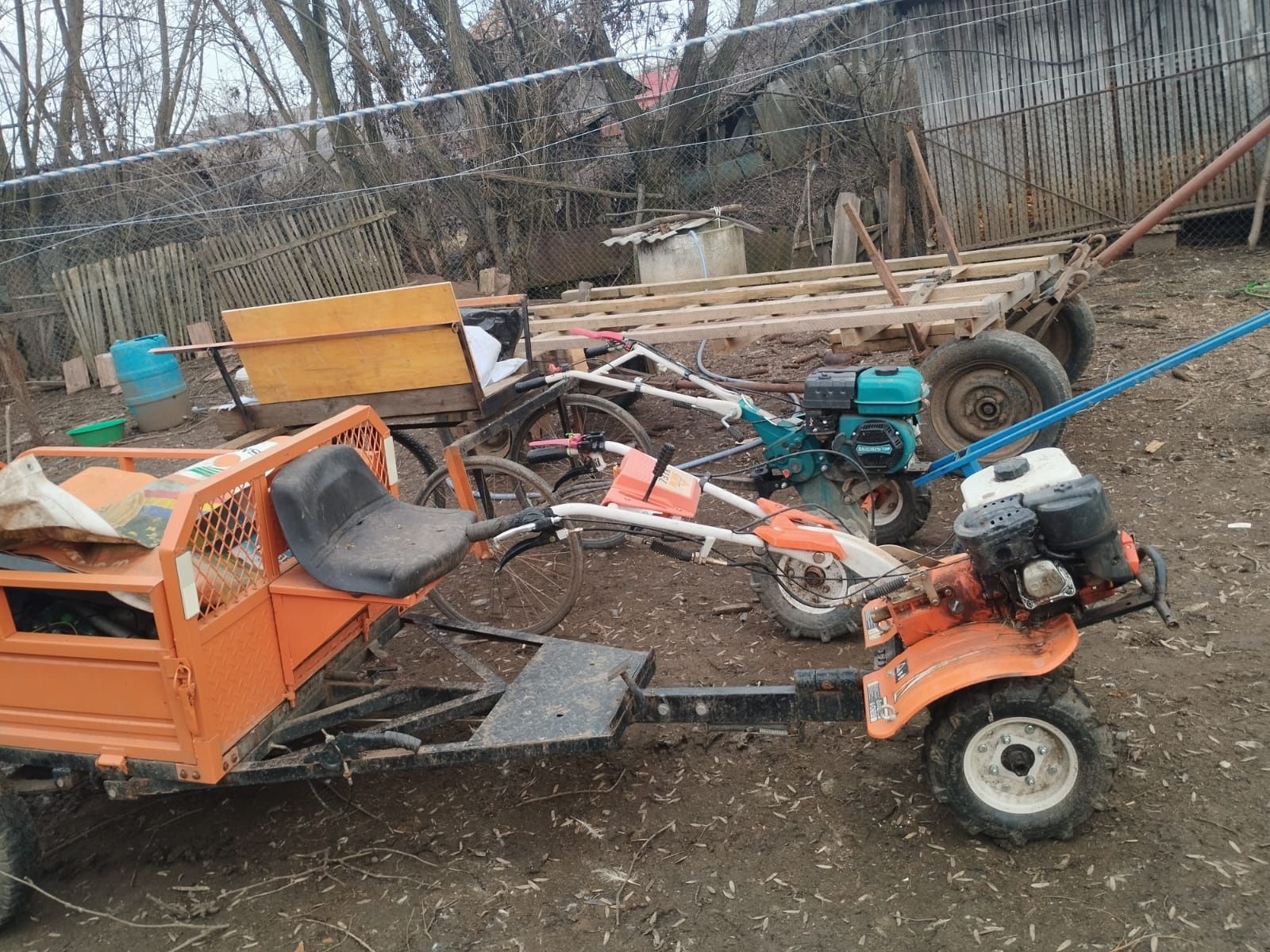 2 motocultoare și căruță după tractor