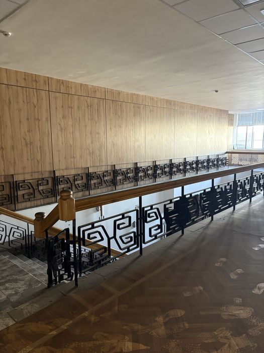 Перила железные с дубовым поручнем