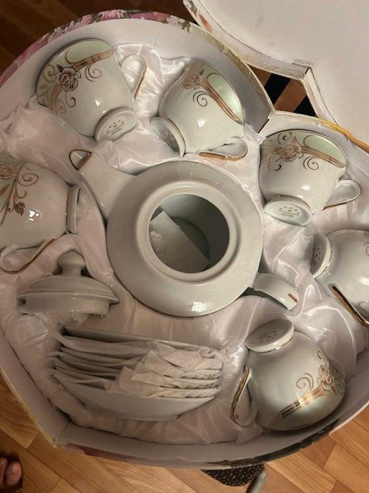 набор кружек с блюдцами