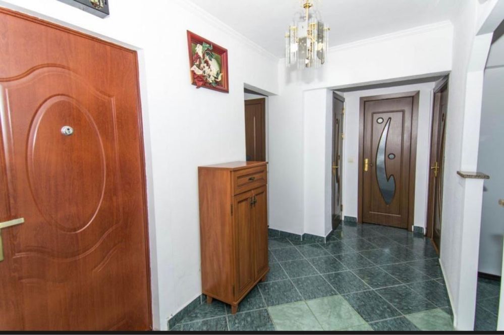 Vand apartament cu 3 camere