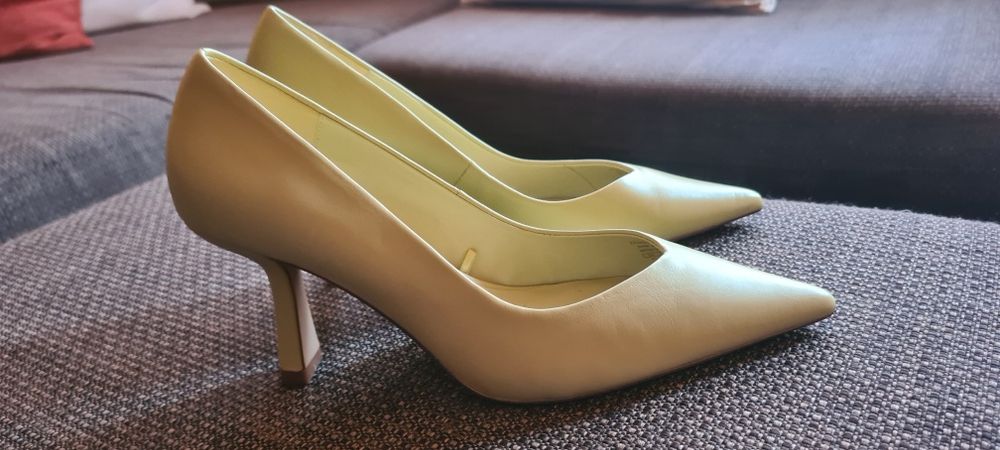 Бледо жълти обувки на ток