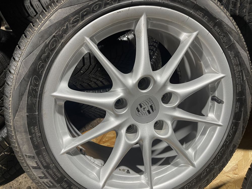 4 jante Porche R 17 in doua dimensiuni cu anvelope de iarna Pirelli