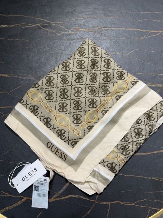 Нов шал GUESS с етикет
