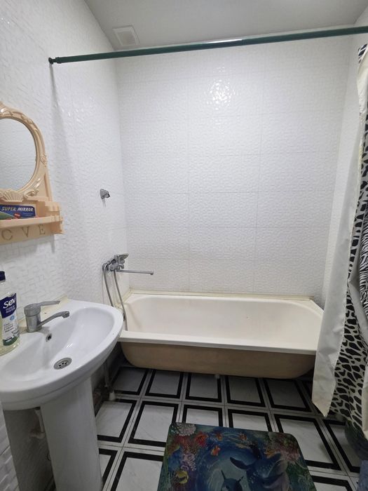 8 Maktab yangi bozor oldida 3 xona