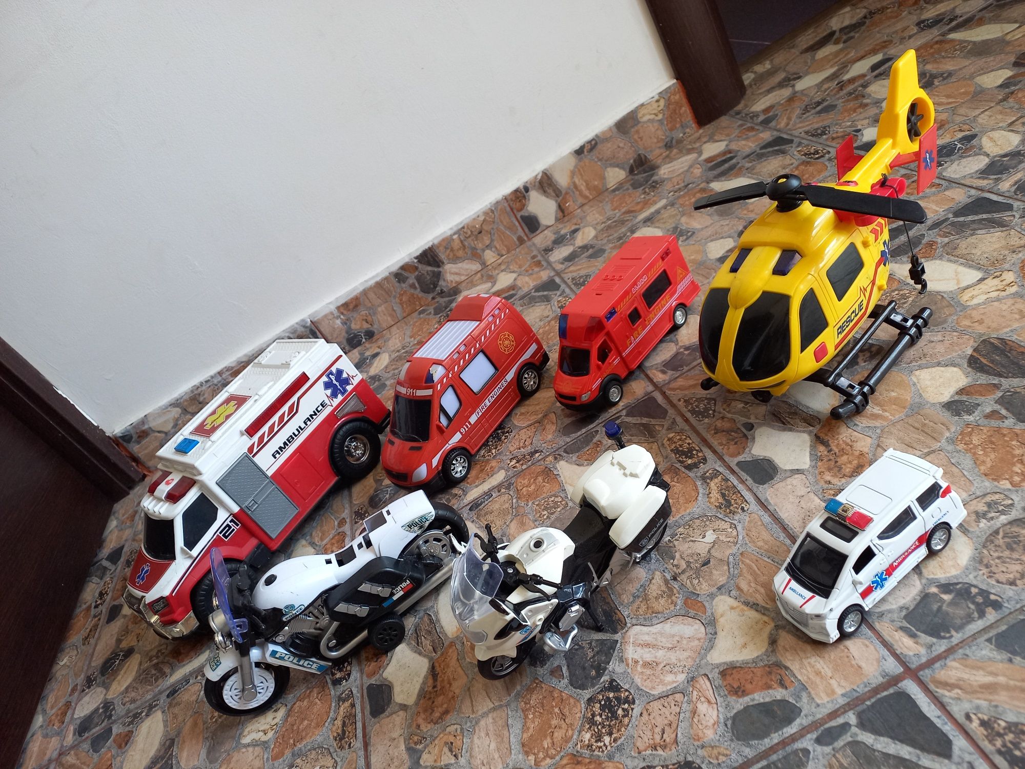 Colectie Ambulanta cu sirene +2 motociclete politie, elicopter,3 SMURD