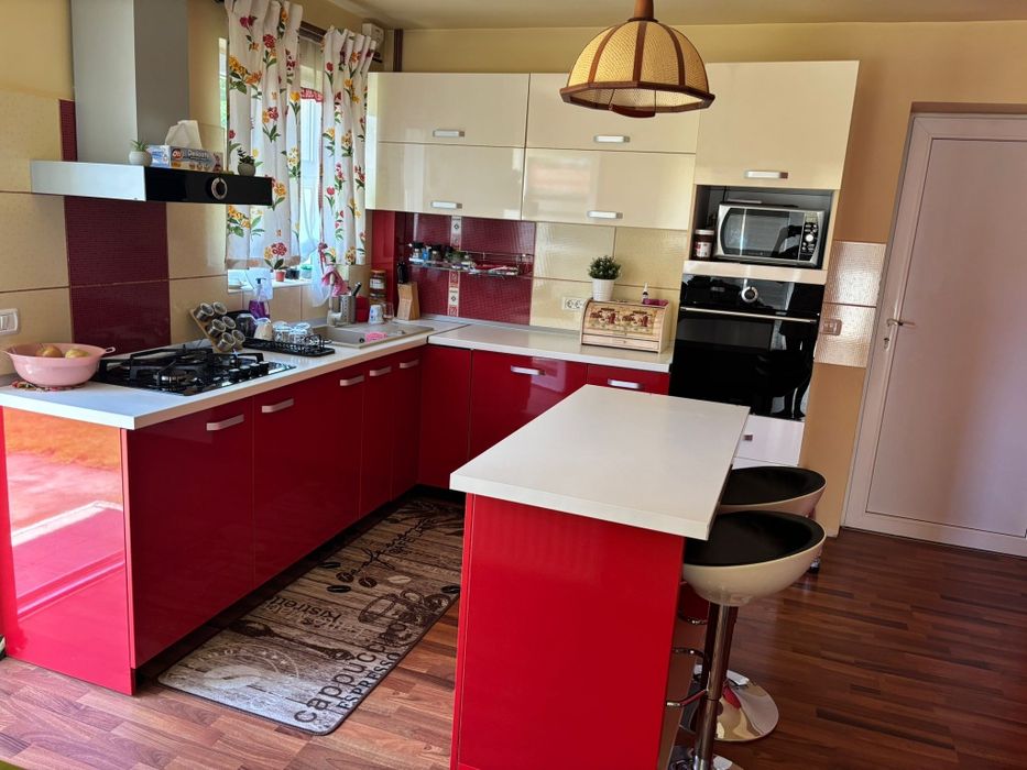 Mobilă de bucătărie făcută pe comandă pe Colț