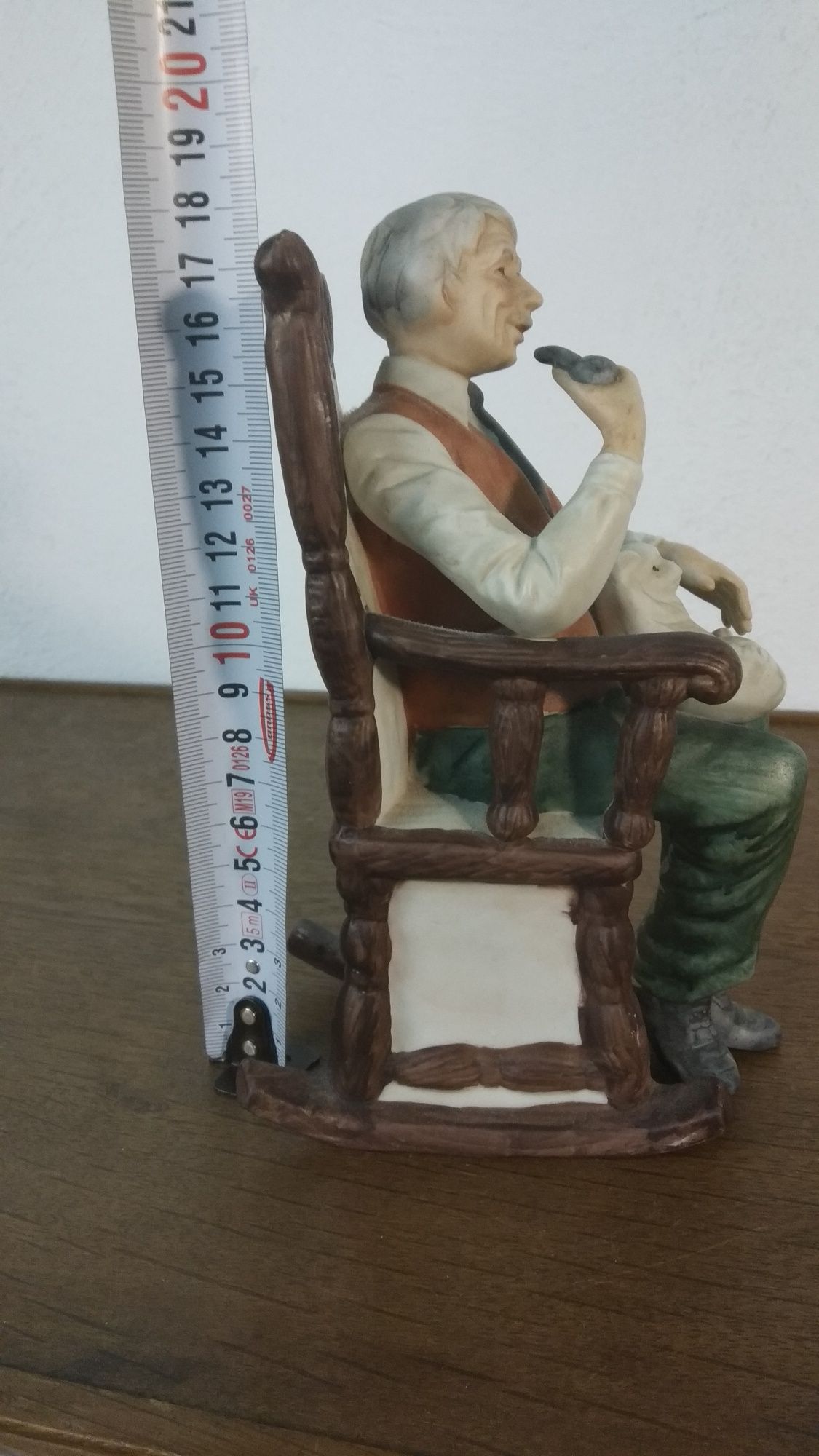 Ретро керамична статуетка Стареца на люлеещ стол и котарак.