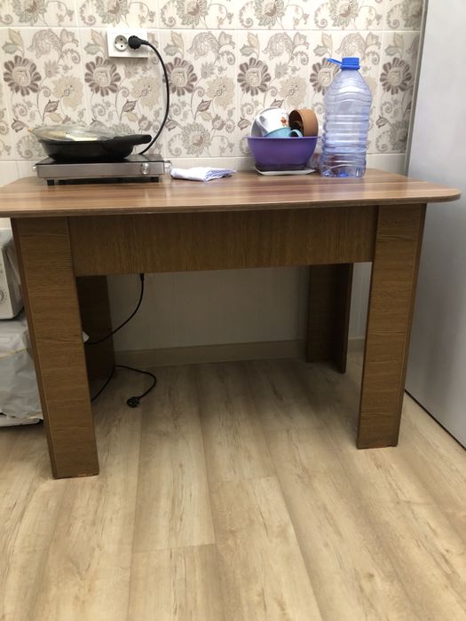 В продаже стол, устойчивый