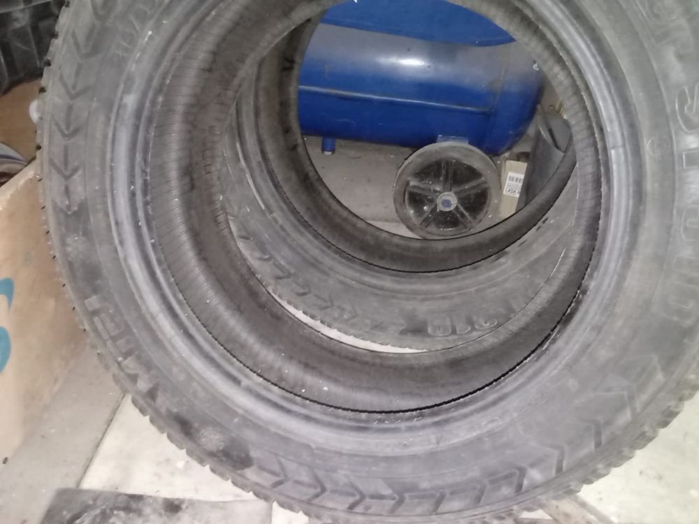 Продам зимнюю резину шипованную 215/55 R16