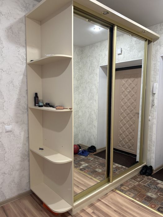 Двухъярусная кровать и шкаф в прихожую