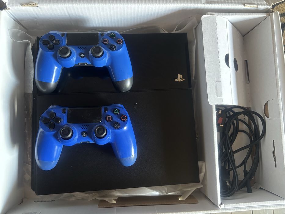 PlayStation 4 + два джойстика
