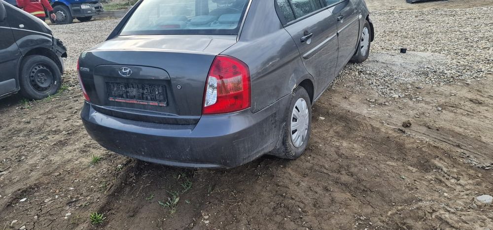 Dezmembrez Hyundai accent  1.4i cod motor G4EE