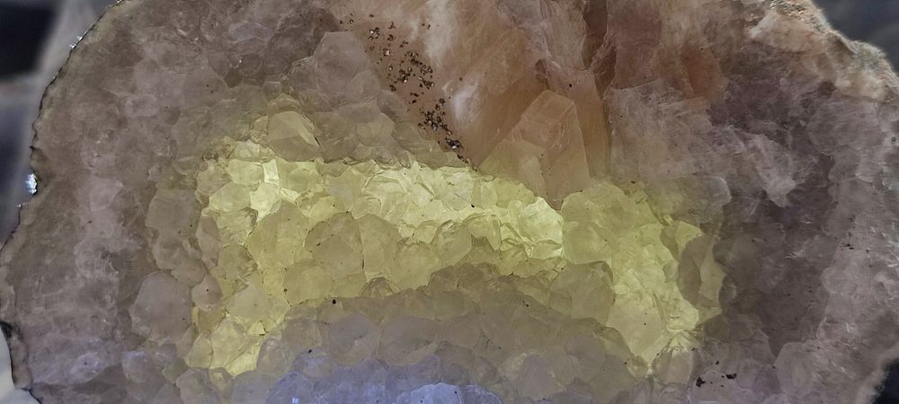 Кристали парчета Геоди от Родопите
Всички са уник