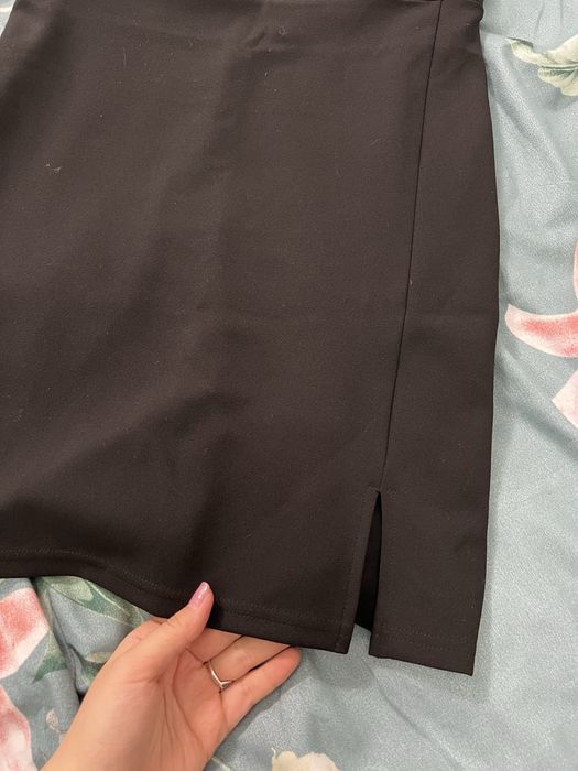 Черное мини платье с вырезом