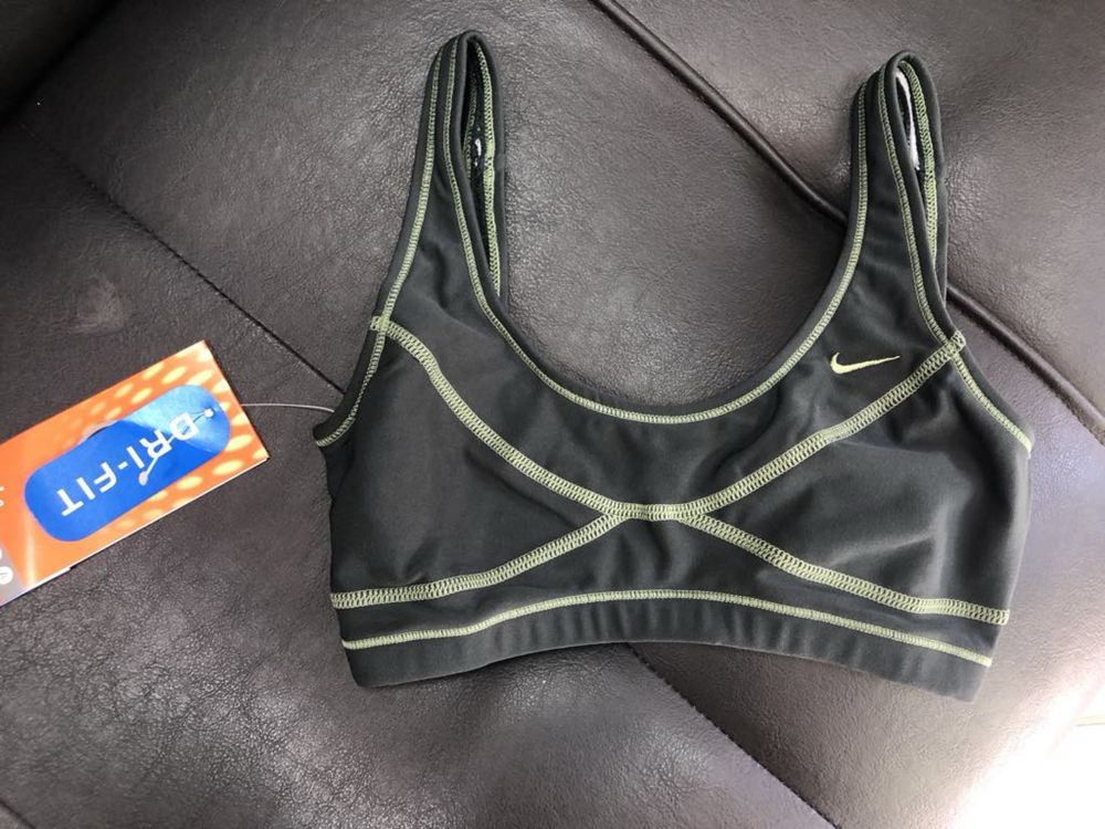 Оригинално дамско бюстие за фитнес Nike