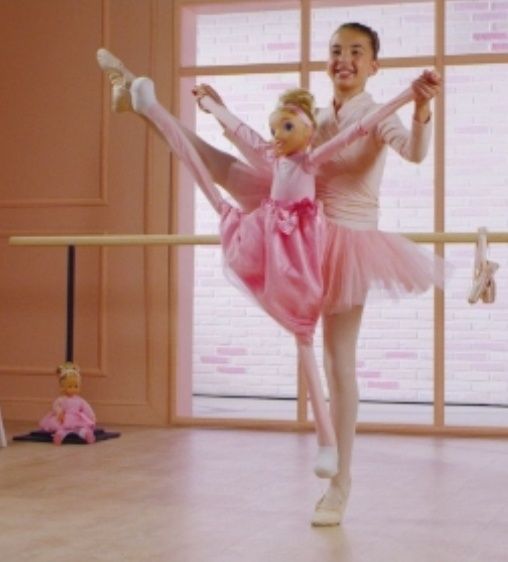 Păpușa balerina cu care poți dansa