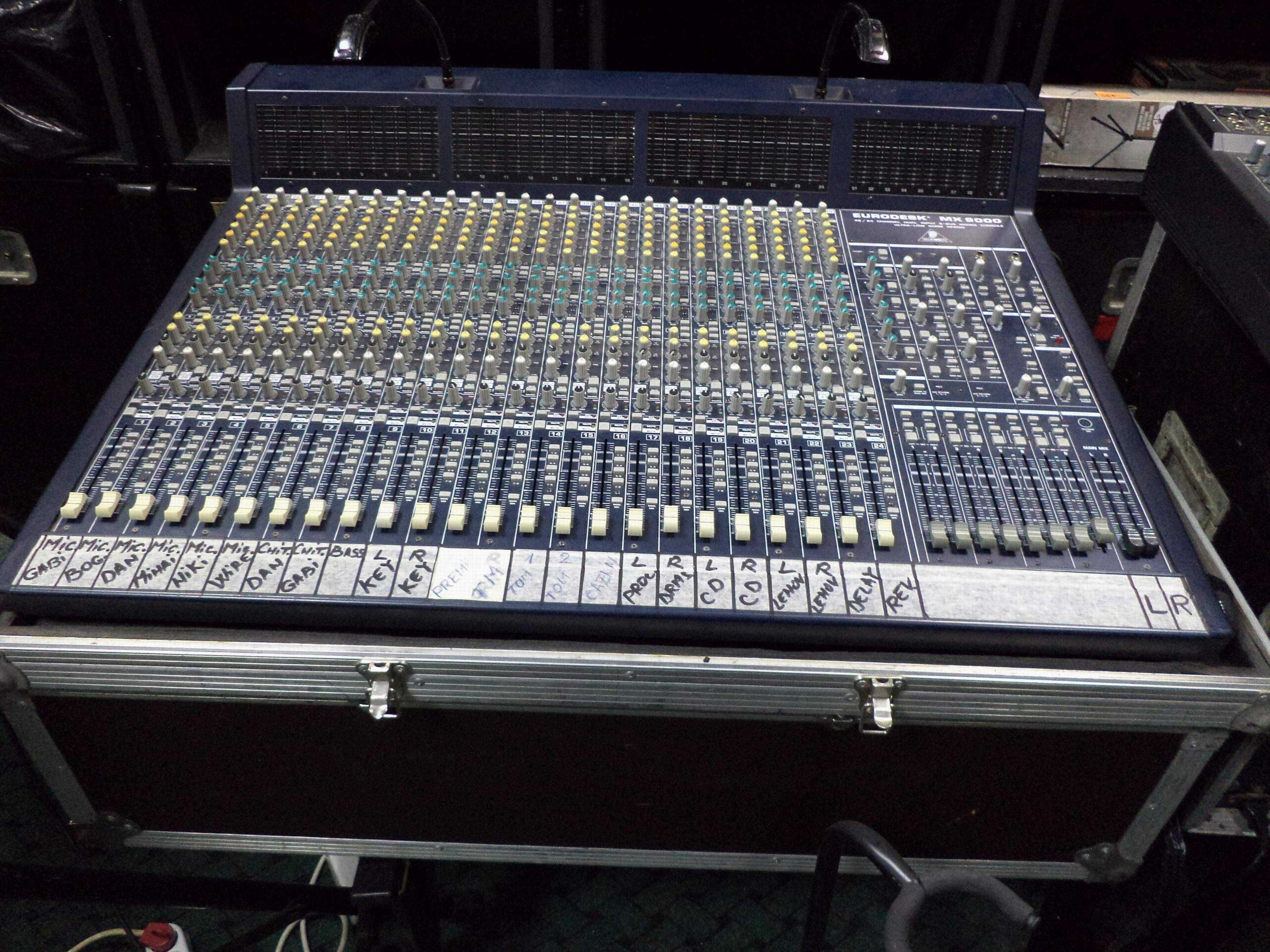 Mixer profesiona Eurodesk 9000, 48 24 inputs inline, cu CASE
700 EUR