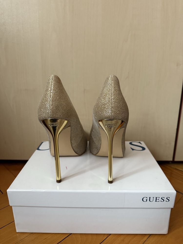 Обувки с ток Guess - златни