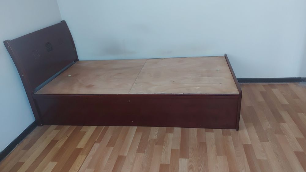 Кровать, кухонный гарнитур.
