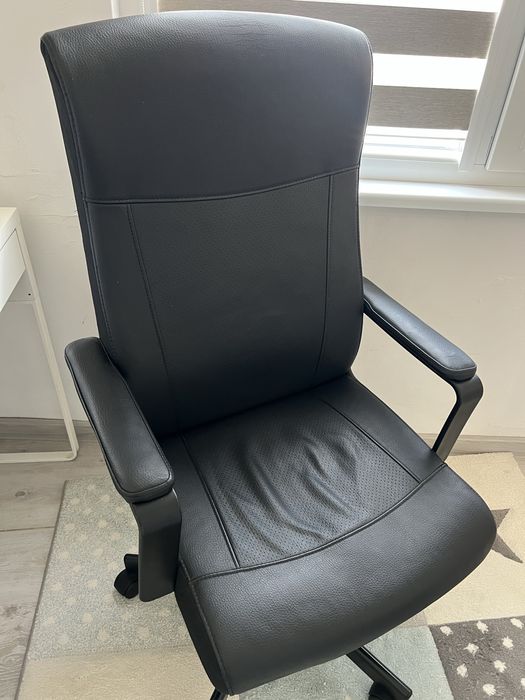 Кожен офис стол