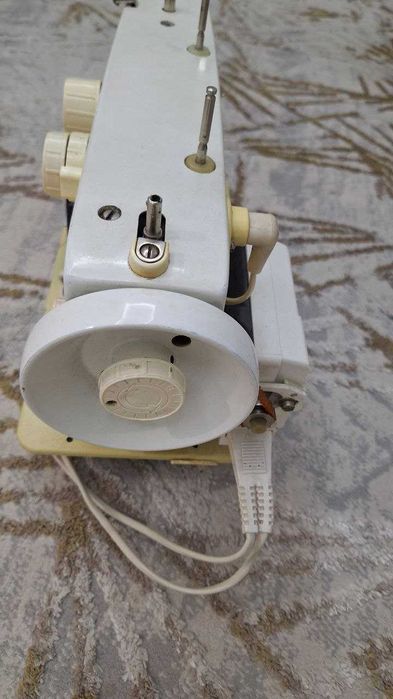 Продаю свою швейную машинку ЧАЙКА-142 М.С электроприводом и столом.