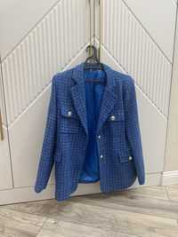 Пиджак синено цвета с золотистыми пуговицами