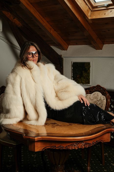 Haina bogata din blana naturala de vulpe alba