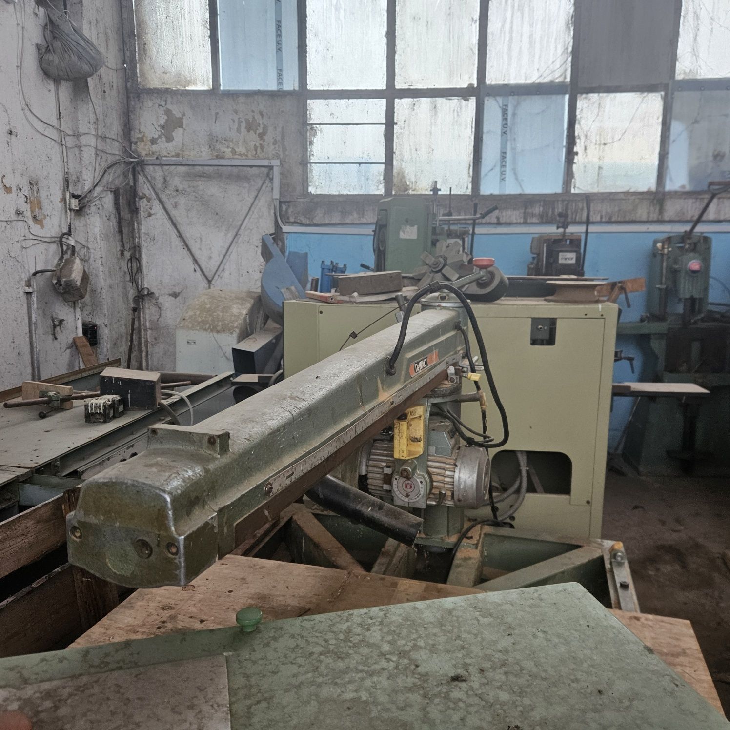 пендула тип радиал 900 мм.DEWALT