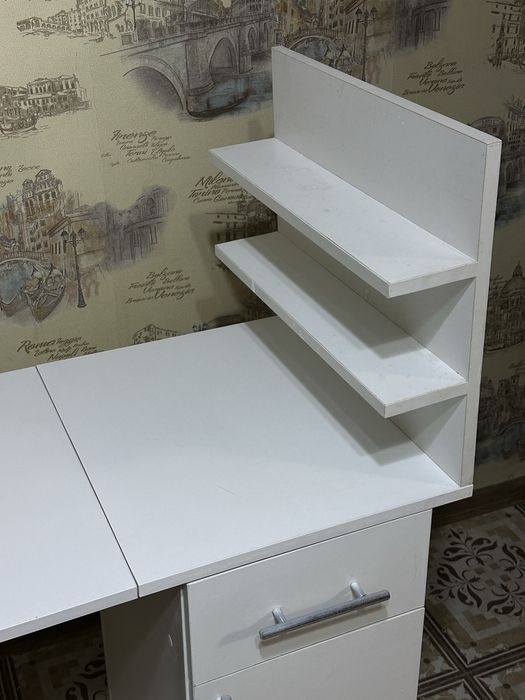 Маникюрный стол