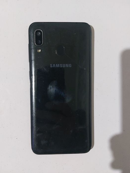 Galaxy A 20 sotiladi 100 % ishledi Oldi Singan,Ekranga Ziyoni yo'g' '