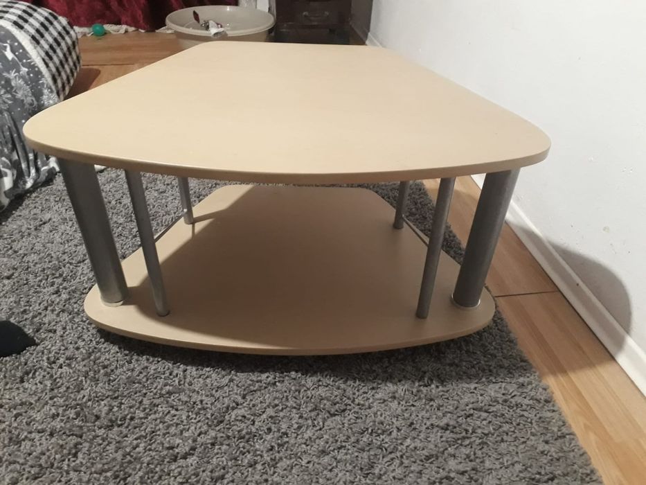 Masă tv   se vinde urgent