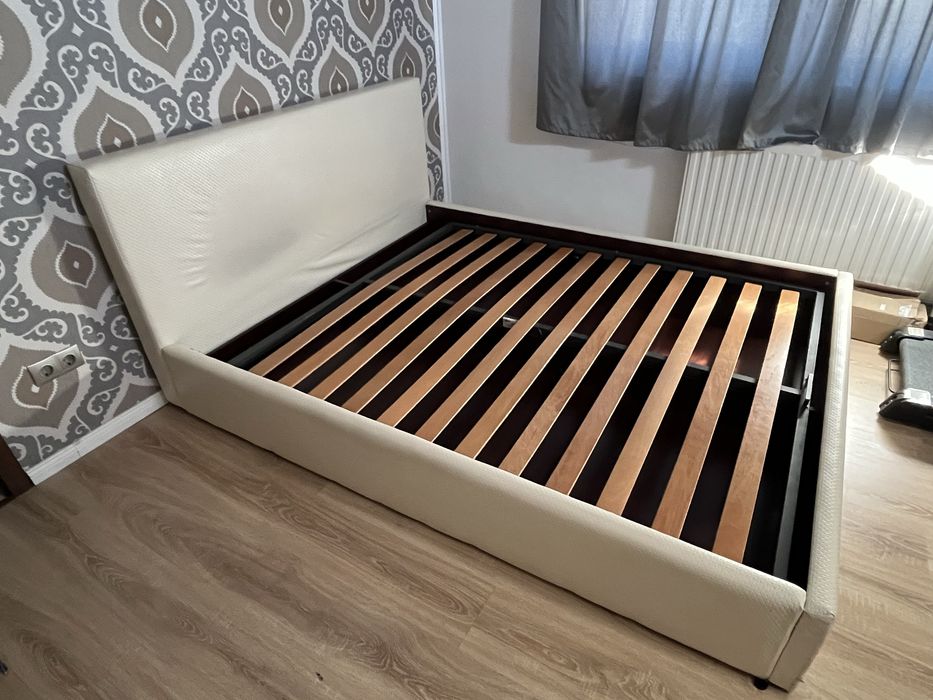 Pat matrimonial cu doua noptiere