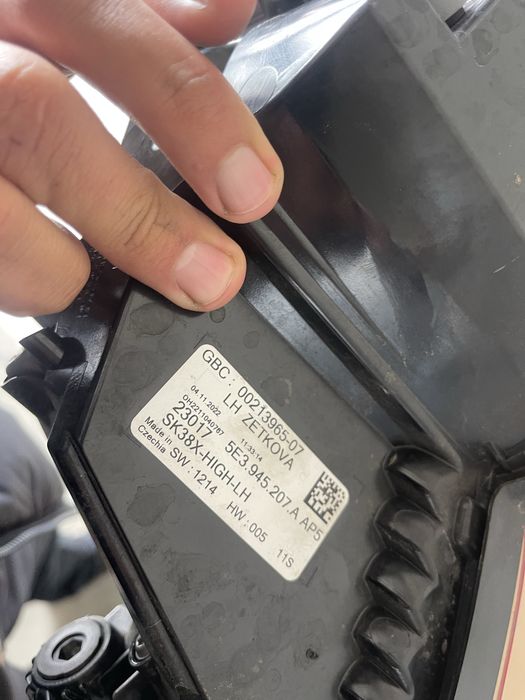 Продавам комплект задни стопове Škoda Octavia IV (5E3 серия)