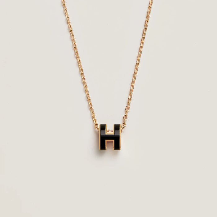 Изискани колиета с емблематичното „H“.
