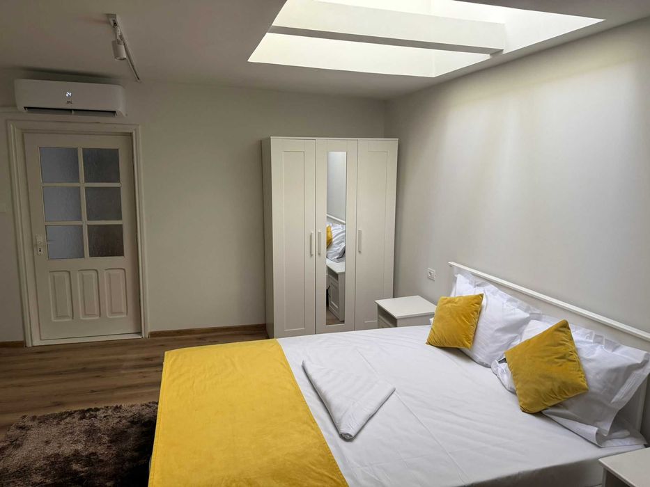 Inchiriez casa cu curte recent renovata B-dul Mamaia zona Universitate