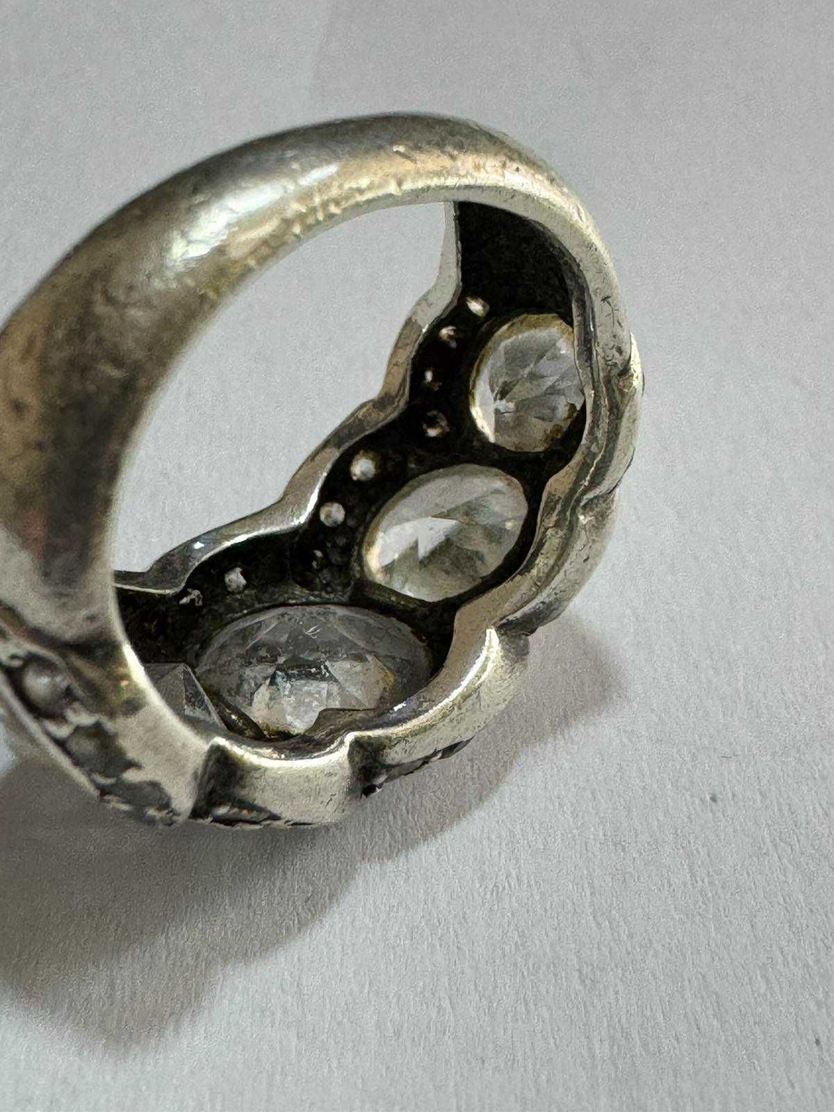 Продавам дамски сребърен пръстен с камъни