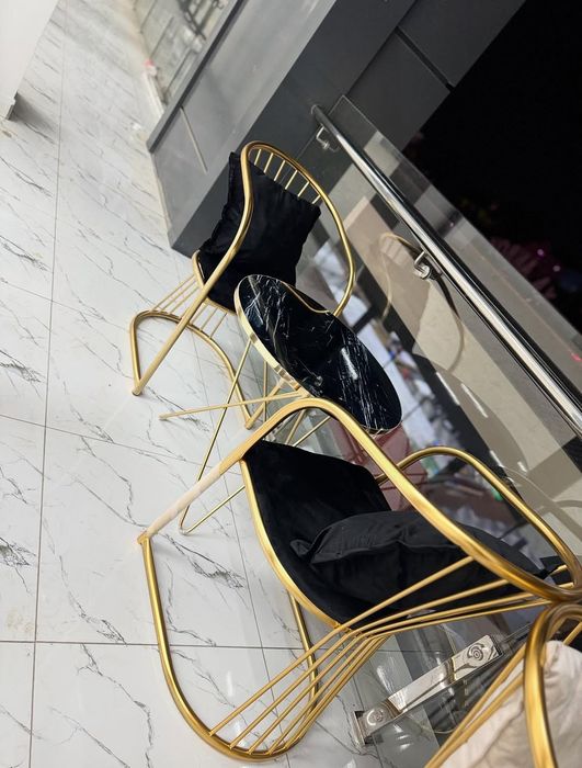 Журнальный стол и стулья крмлект