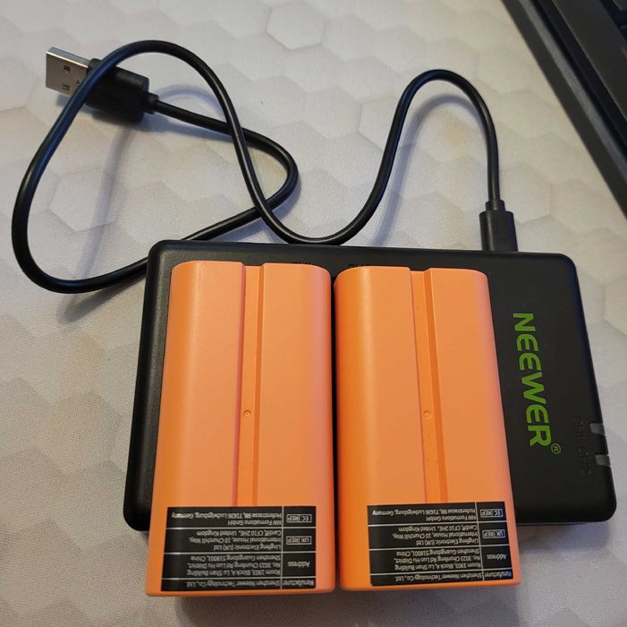 Pachet NEEWER 2 baterii Sony NP-F550 (2600 mAh) si incarcator - Orange