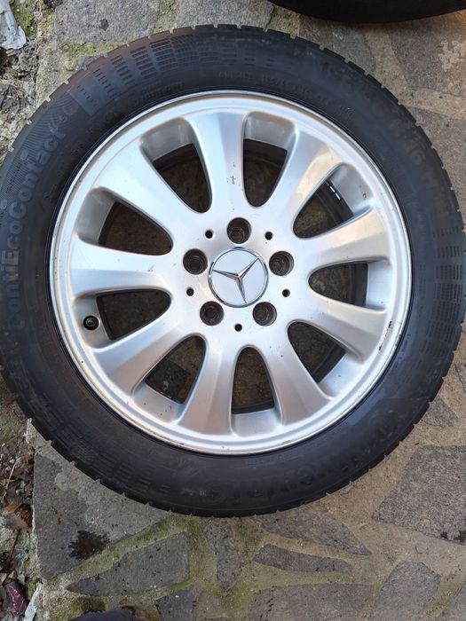 Roti Mercedez cu cauciucuri aproape noi