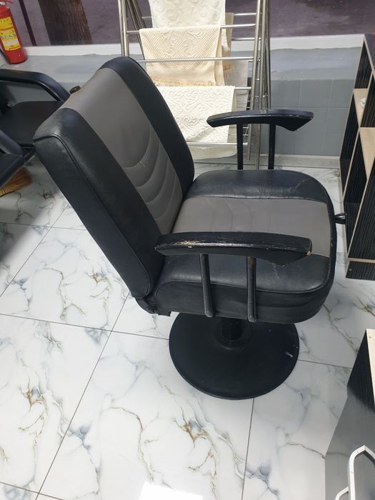 Продаются Парикмахерские кресла.