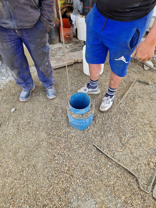 Executam foraje puturi de mica și medie adâncime