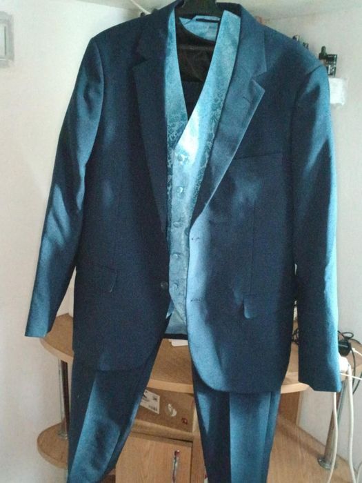 Vând costum albastru