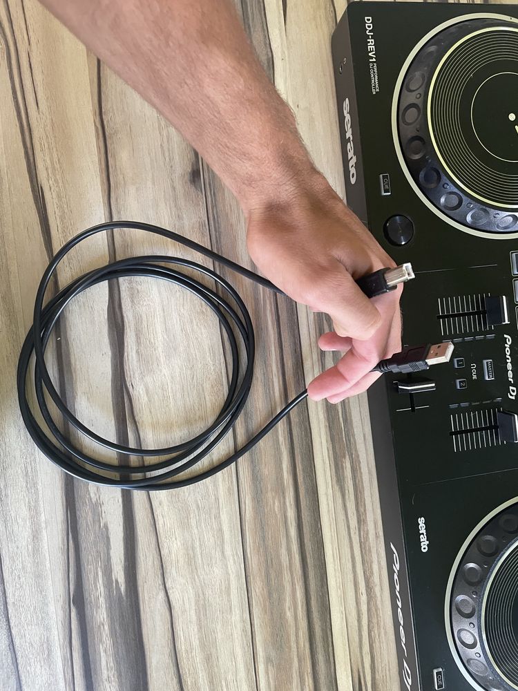 DJ контролер Pioneer DDJ-REV1 ползван 7-8 пъти