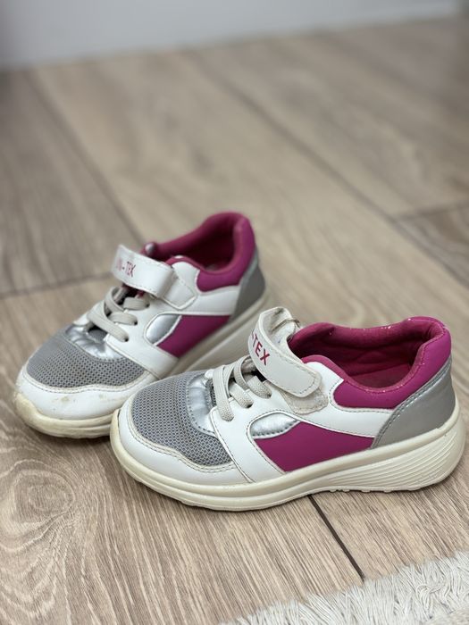 Кросовка для девочки. Размер 26. Кожа натуралка. Фирма Юничел. 2000 тг