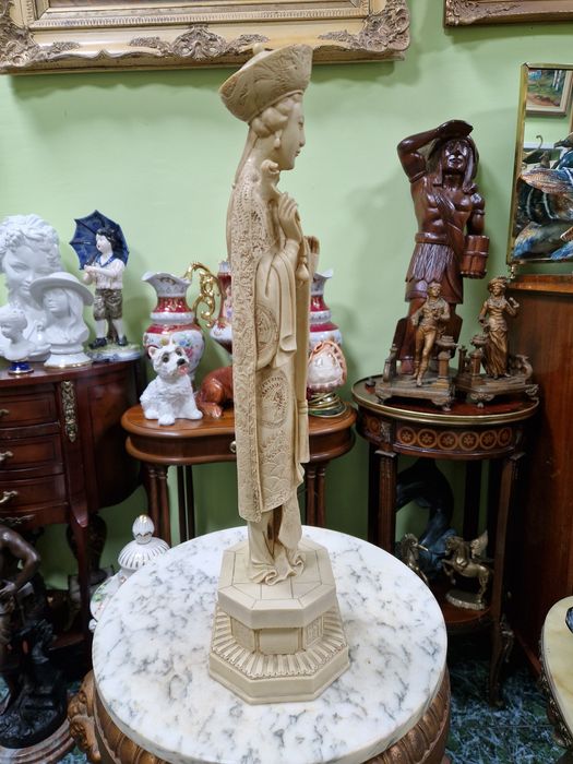 Чудесна голяма азиатска фигура статуетка