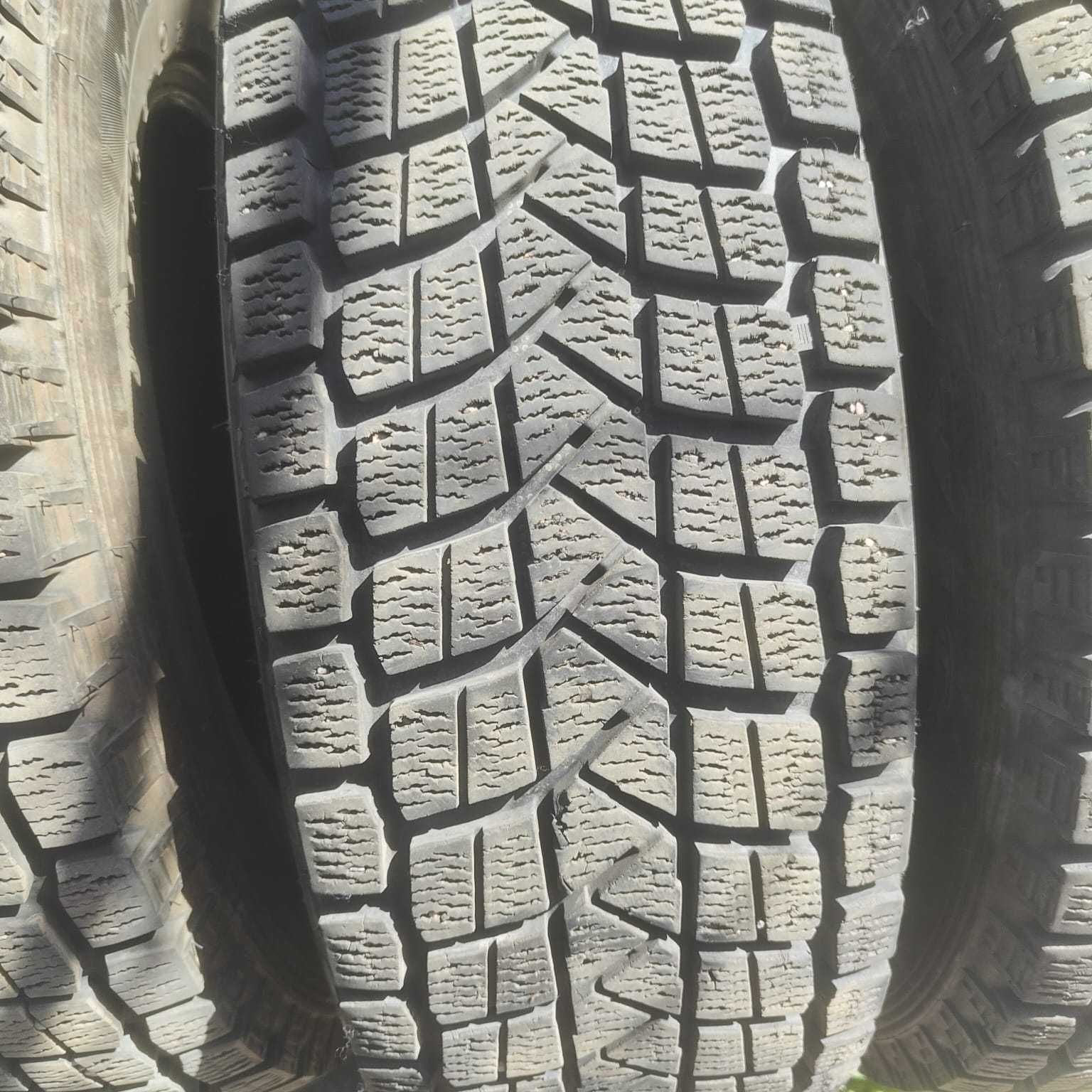 Продам БУ зимнюю резину 4 шт MAXXIS 215/70 R15. Одинаковый протектор!
